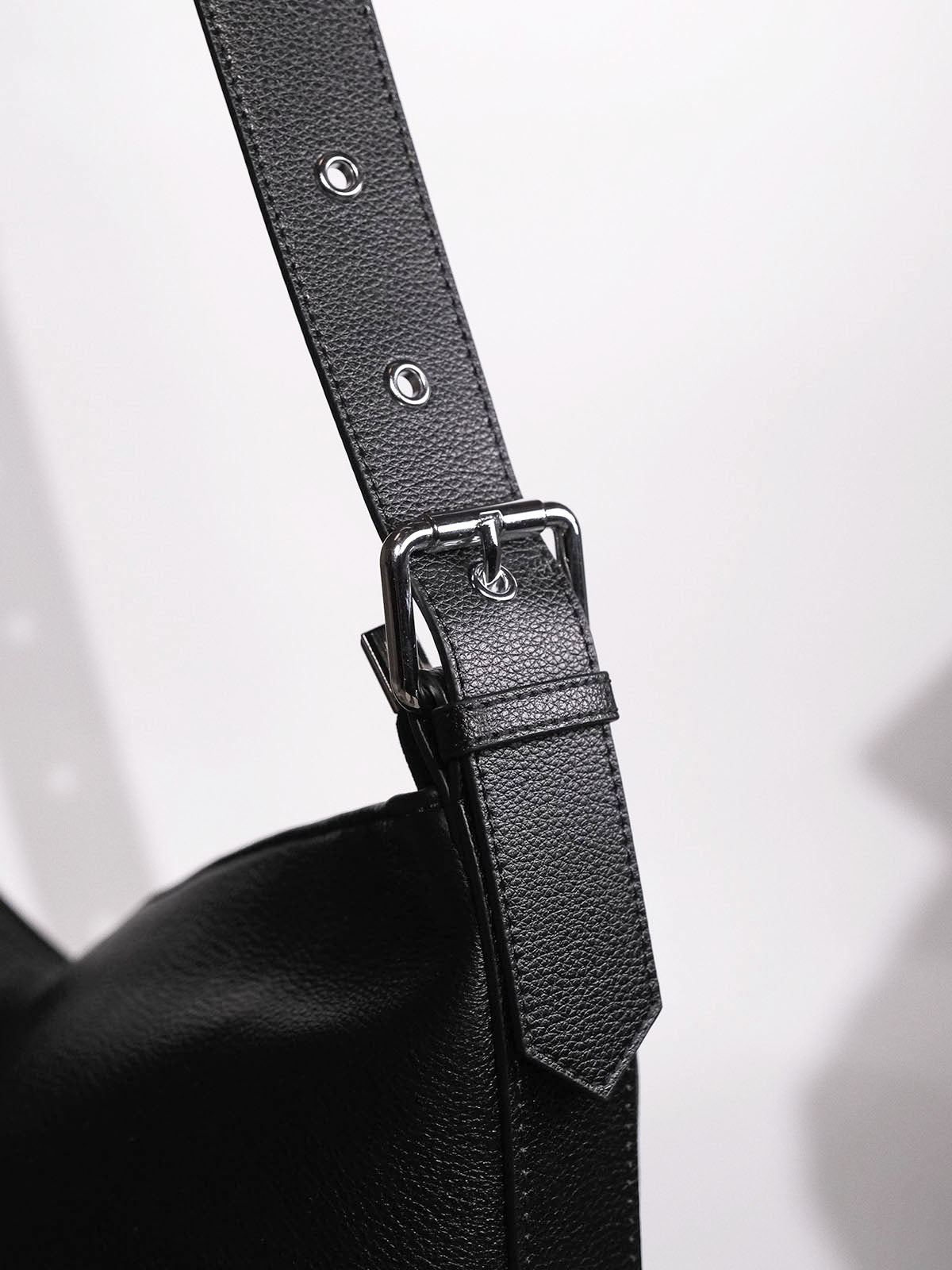 Kite Luxe top grain leather crossbody strap hardware close up
