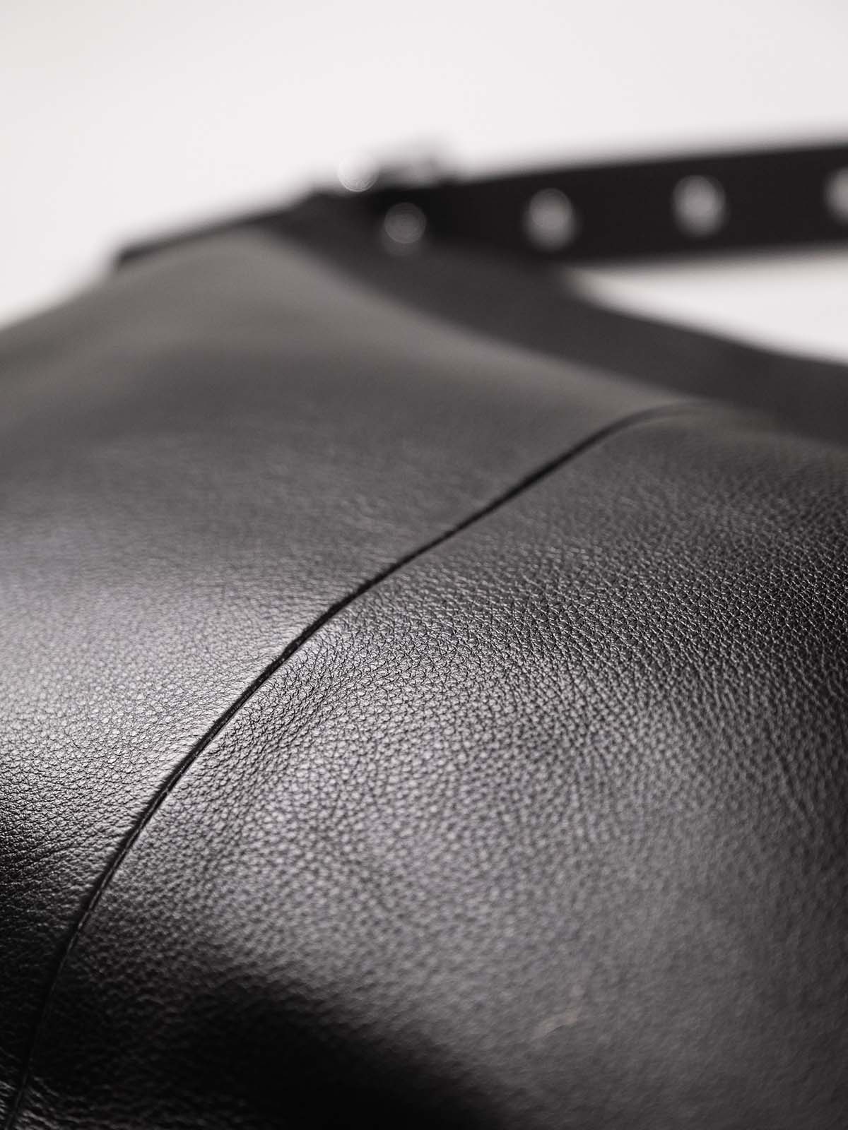 Kite Luxe top grain leather crossbody leather close up